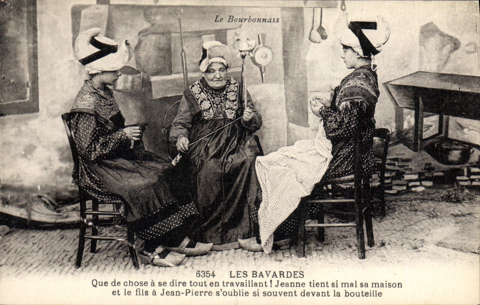 CPA Folklore Le Bourbonnais LES BAVARDES. Que de chose à se dire tout en travaillant! Jeanne tient s
