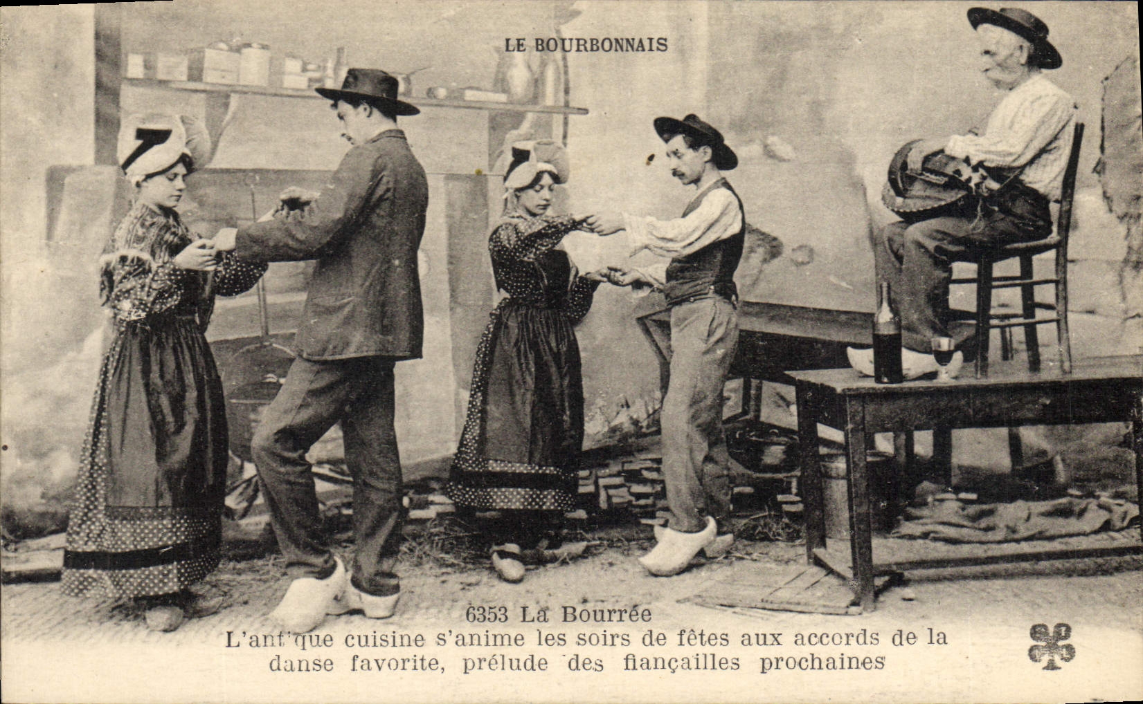 CPA Folklore LE BOURBONNAIS. La Bourrée l'antique cuisines'anime les soirs de fêtes aux accords de l