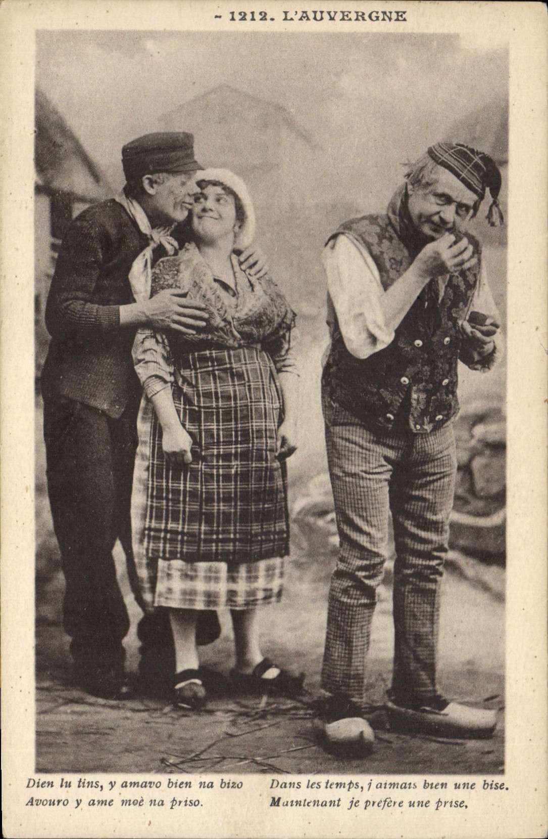 CPA Folklore 1212- L'AUVERGNE. Dans les temps  Jamais bien une bise Maintenant je prefere une prise