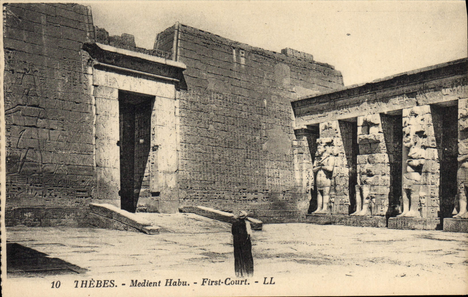 CPA Egypte Egypt THEBES. - Medinet Habout Première Cour