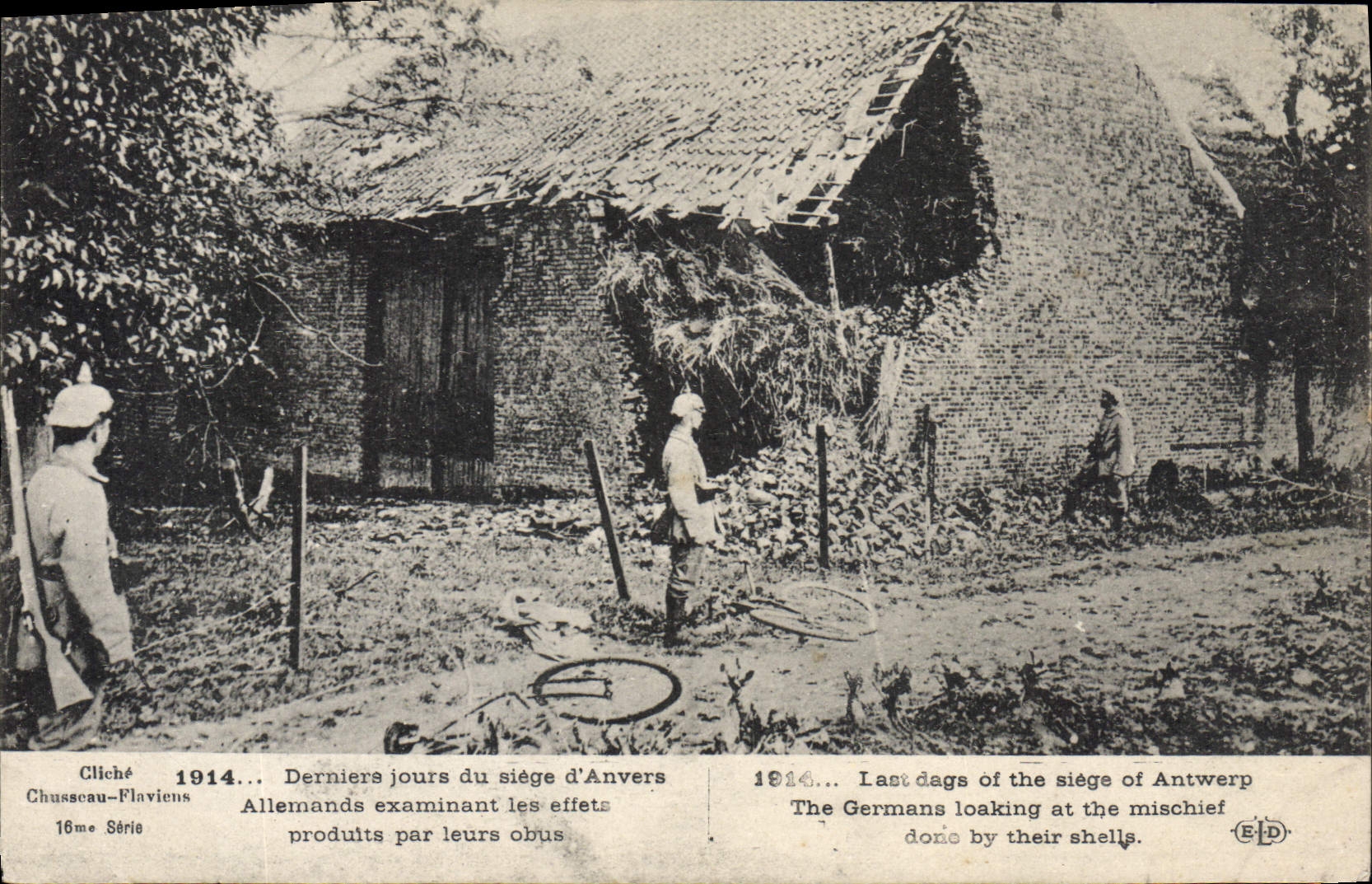 CPA Militaria 1914 Deriners jours du siÃ¨ge d'Anvers Allemands Examinant les effets produits pas leu