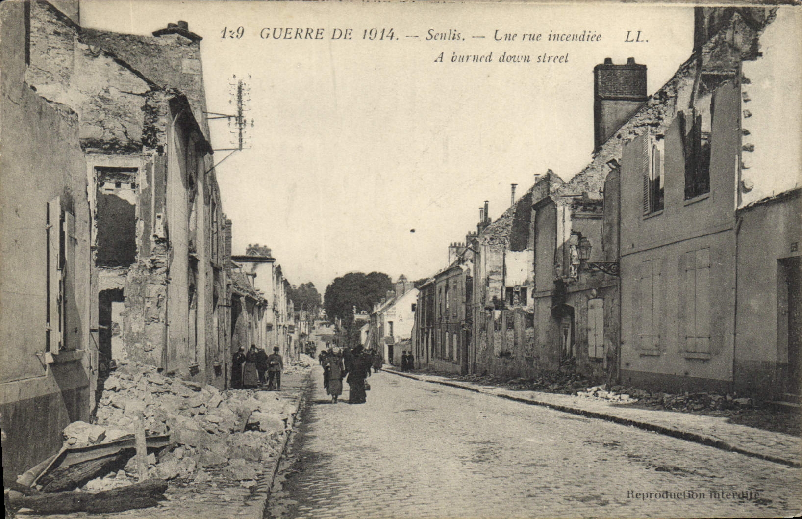 CPA Militaria GUERRE DE 1914 Senlis Une rue incendiÃ©e 
