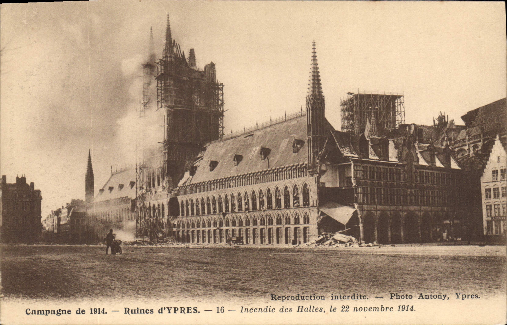CPA Militaria Campagne de 1914 Ruines d'YPRES Incendie des Halls le 22 novembre 1914