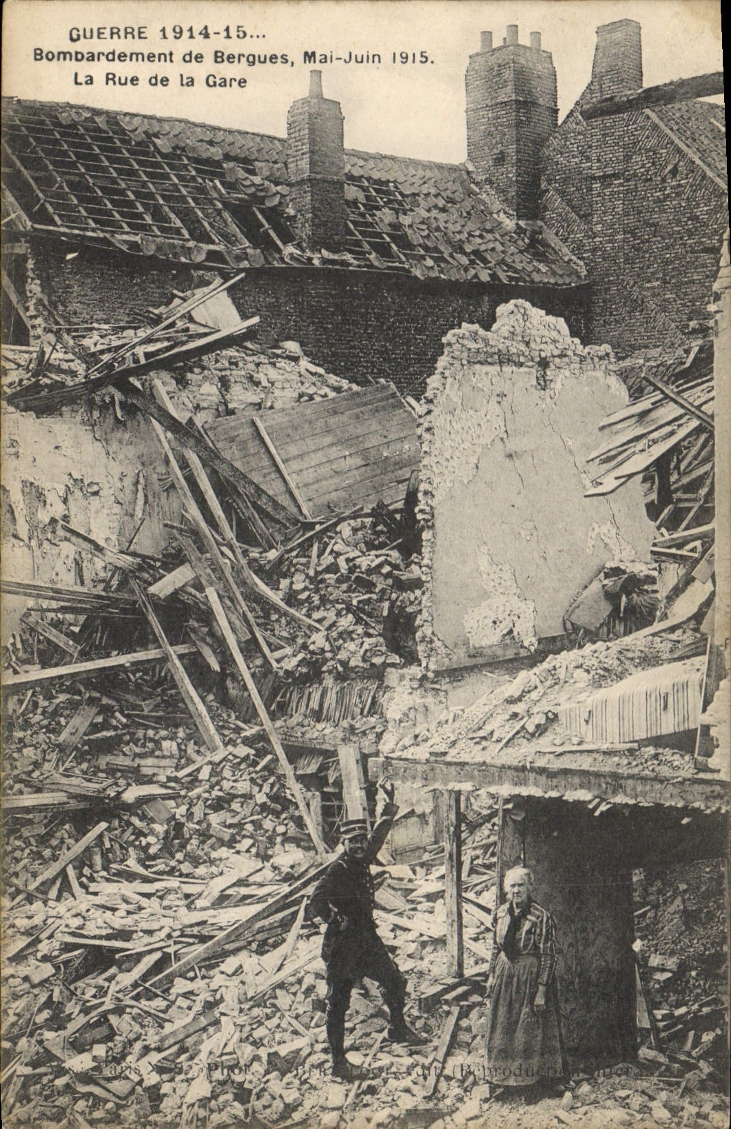 CPA Militaria GUERRE 1914-15 Bombardement de Bergues Mai-Juin 1915 La Rue de la Gare