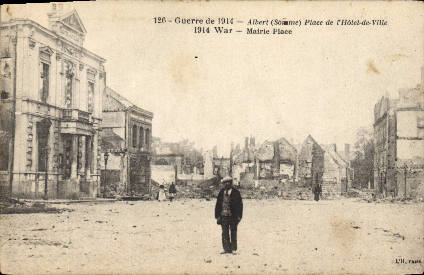 CPA Militaria Guerre de 1914 Albert Somme Place de l'Hôtel-de-Ville
