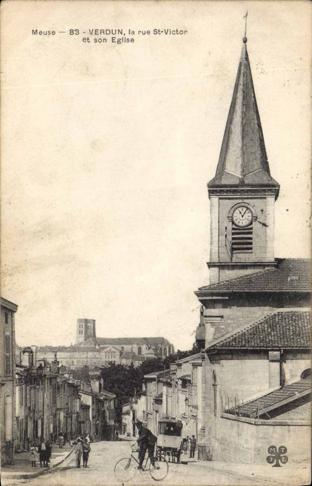 CPA Militaria VERDUN la rue St-Victor et son Eglise Velo Cycle