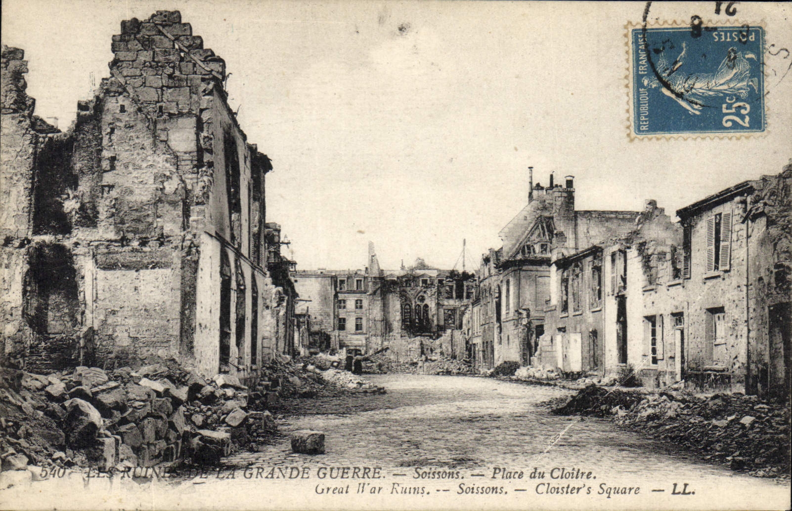 CPA Militaria LA GRANDE GUERRE Soissons Place du Cloitre