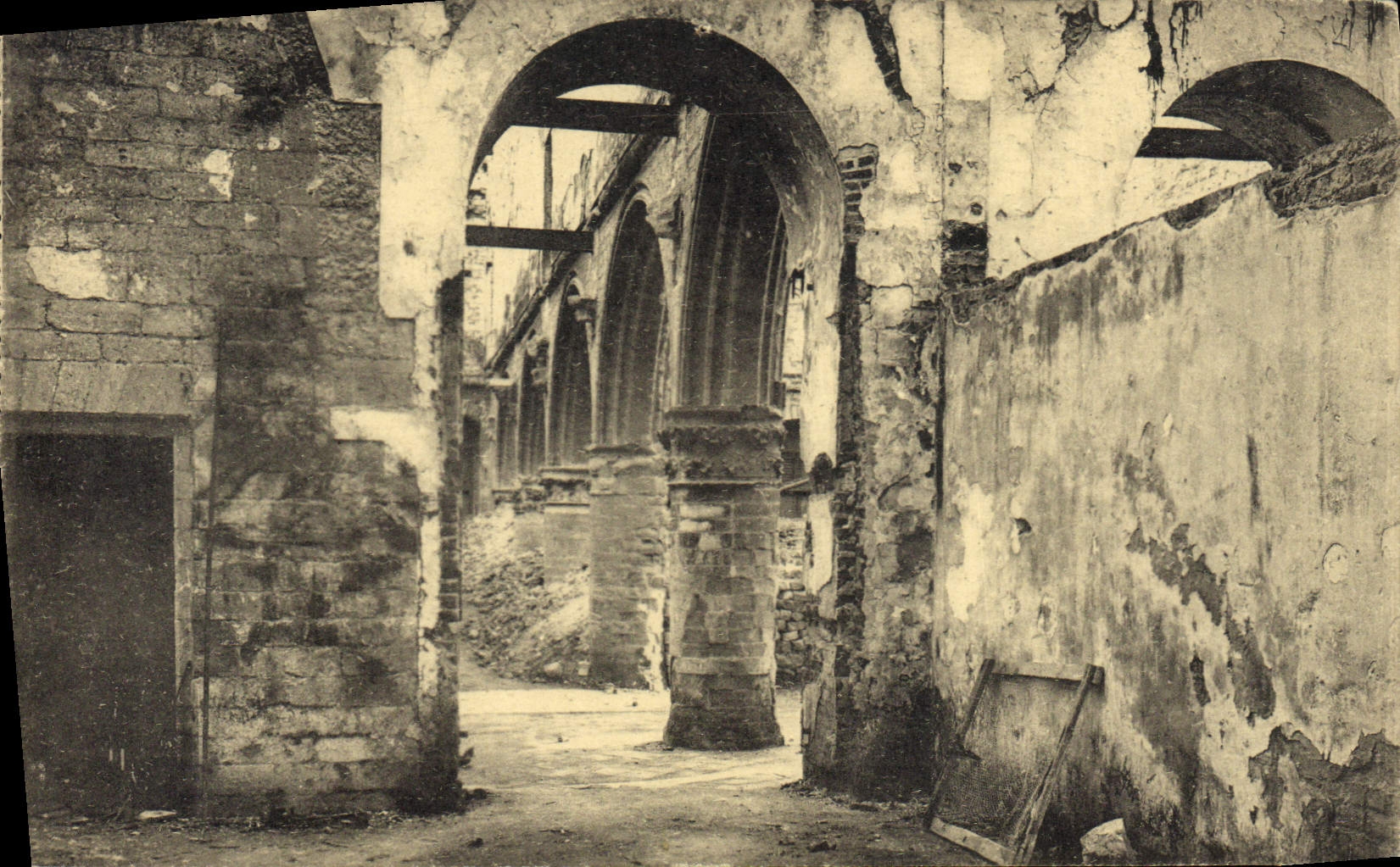 CPA Militaria Ruines de Louvain UniversitÃ© Vue vers la salle des Pas-Perdus 