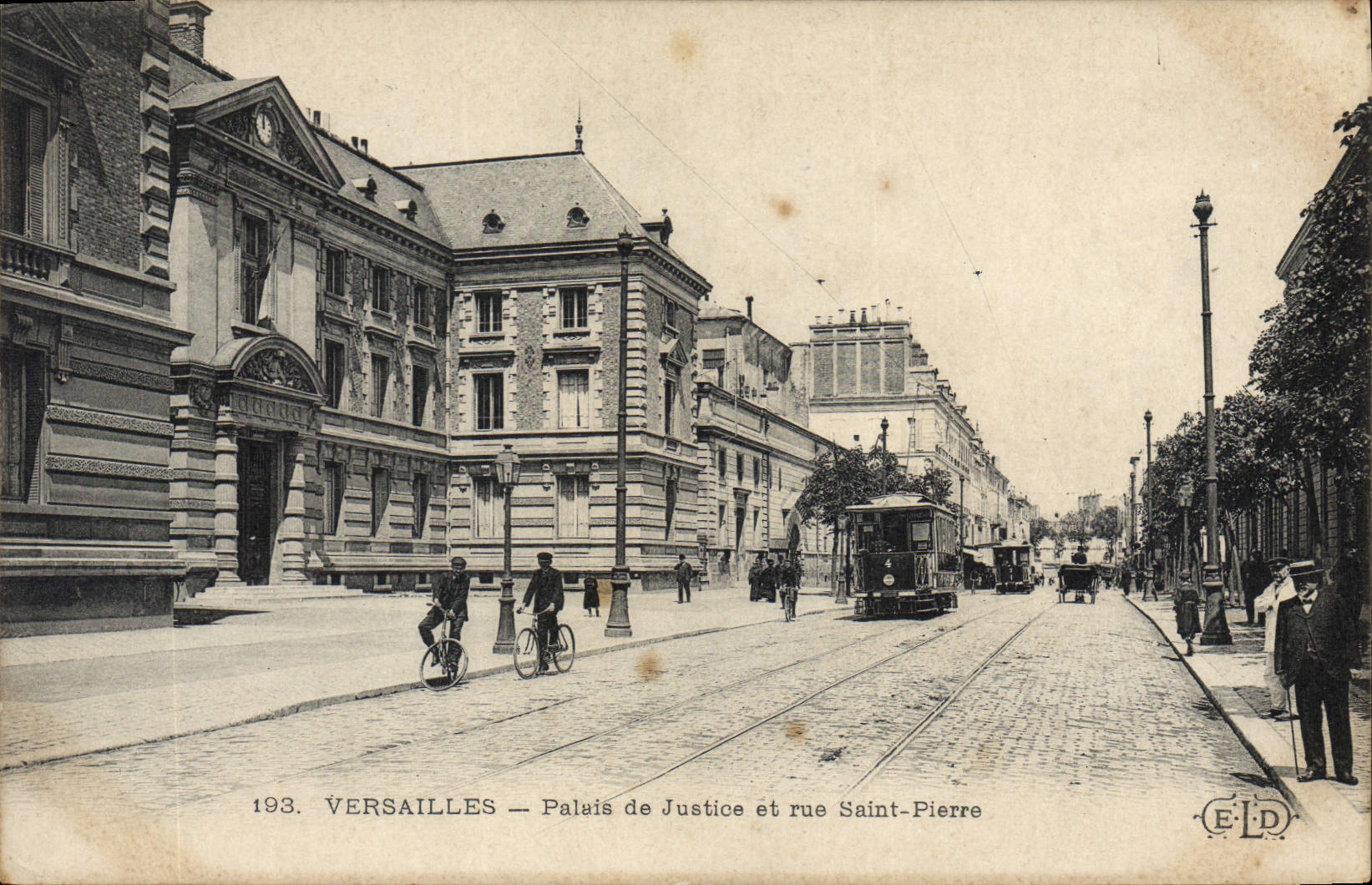CPA VERSAILLES Palais de Justice et rue Saint-Pierre Tramway