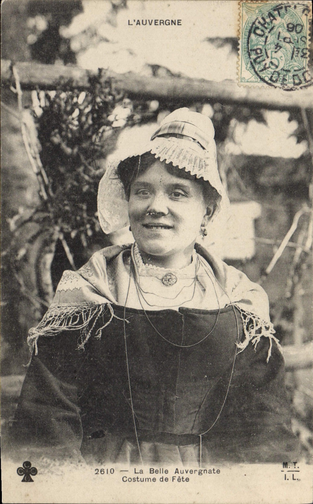 CPA Folklore La Belle Auvergnate Costume de fête