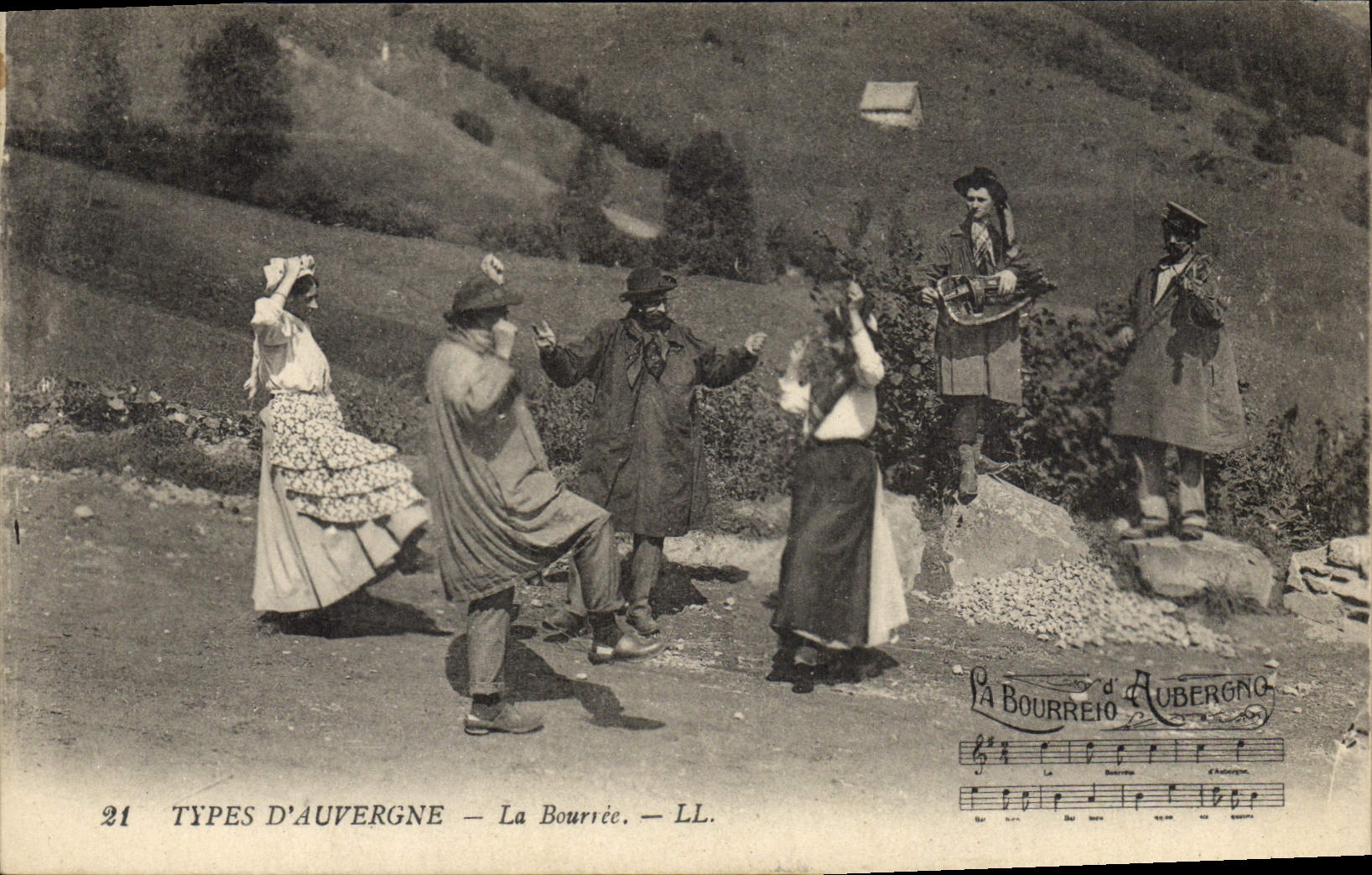 CPA Folklore TYPES D'AUVERNGNE La Bourrée. 