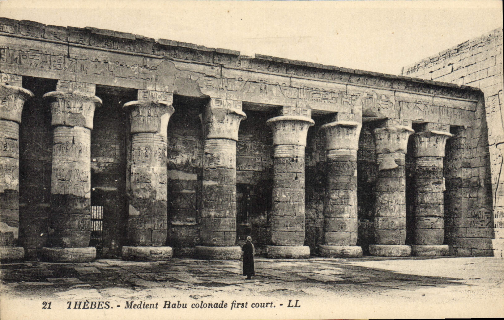 CPA Egypt Egypt THEBES Medinet Habou Colonnade dans la première Cour