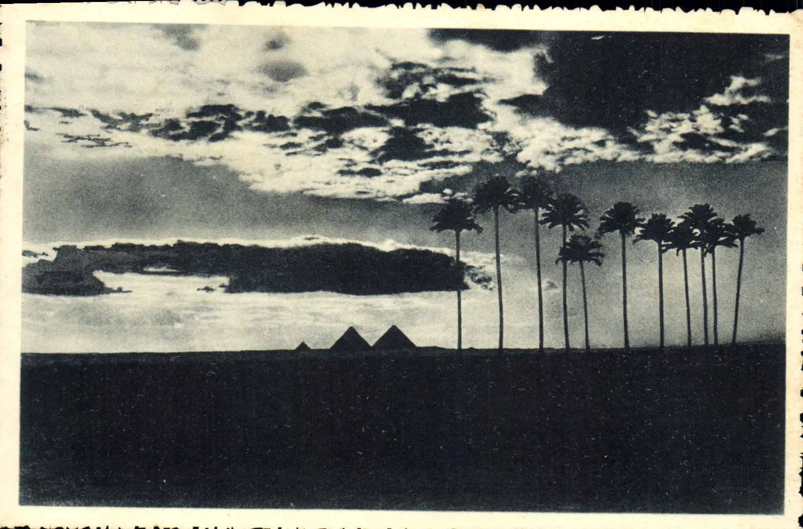 CPA Egypt Egypte Emergeant de cette terre aristocratique ou les Pharaons dorment dans leurs pyrami