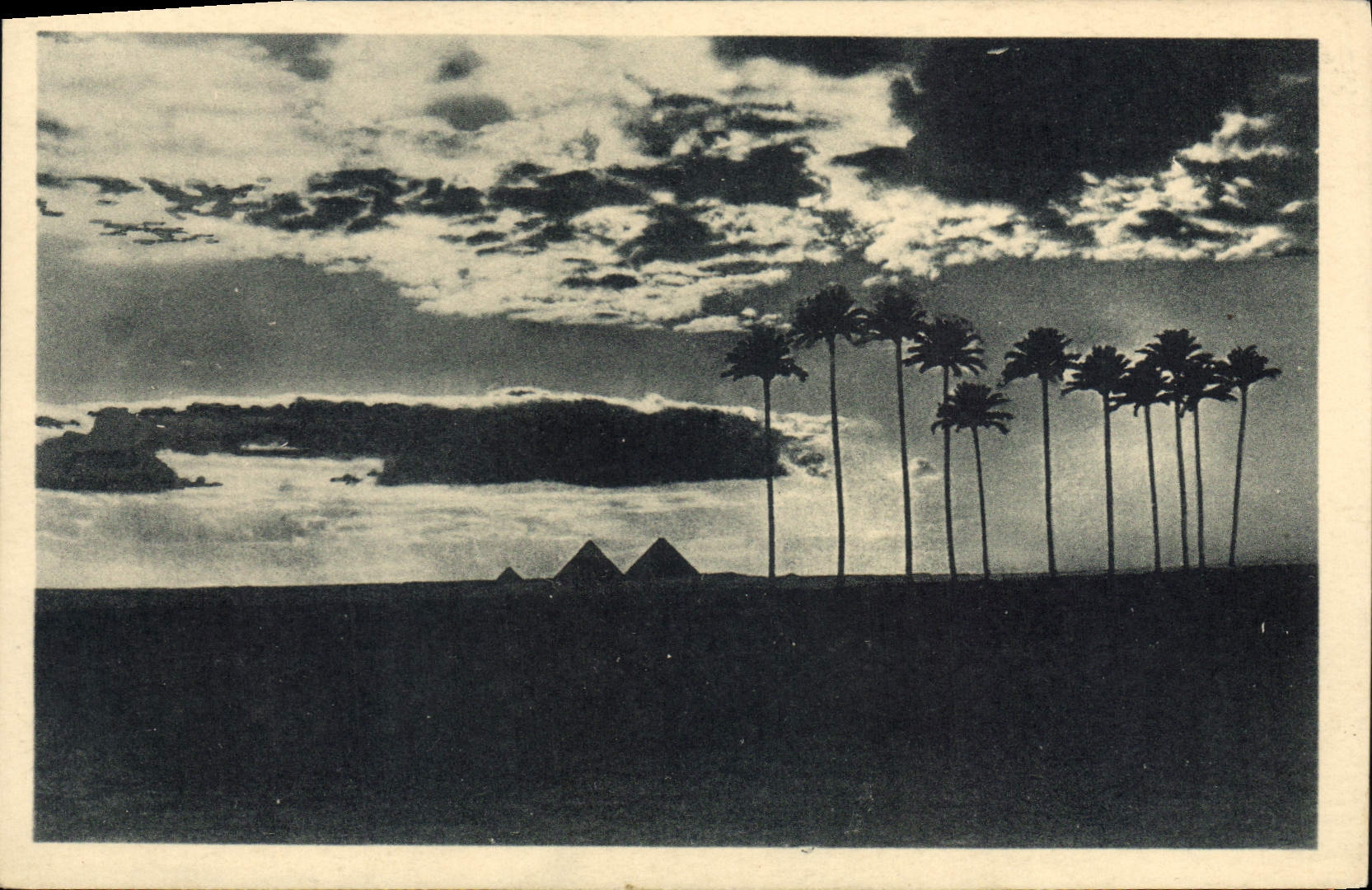 CPA Egypt Egypte Emergeant de cette terre aristocratique ou les Pharaons dorment dans leurs pyrami