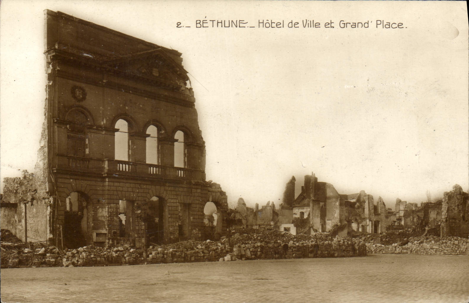 CPA Militaria Bethune Hotel de Ville et Grand Place