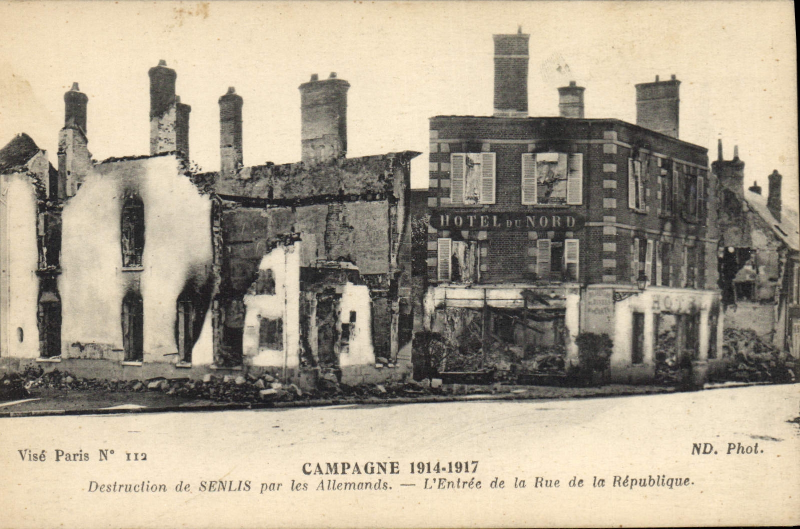 CPA Militaria Campagne 1914 1917 Destruction de Senlis par les Allemands L'Entrée de la Rue de la Re