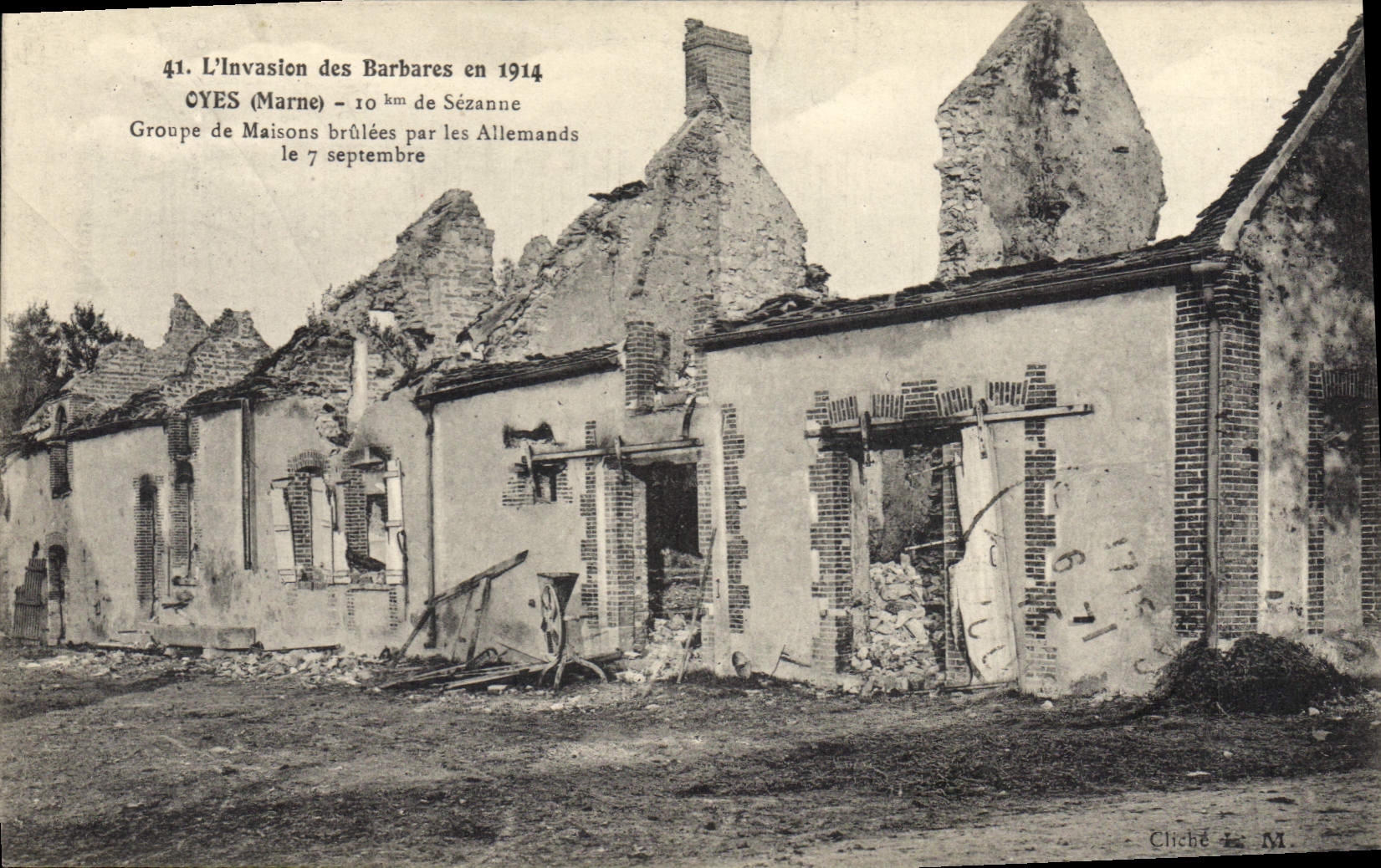 CPA Militaria L'Invasion des Barbares en 1914 Groupe de Maisons brulees par les Allemands le 7 Septe