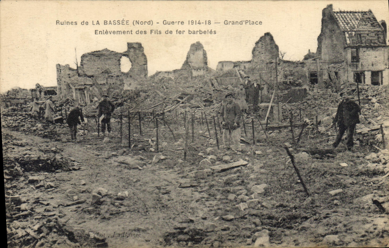 CPA Militaria Ruines de La Bassee Nord Guerre 1914 18 Grand Place Entevement des Fits de fer barbele