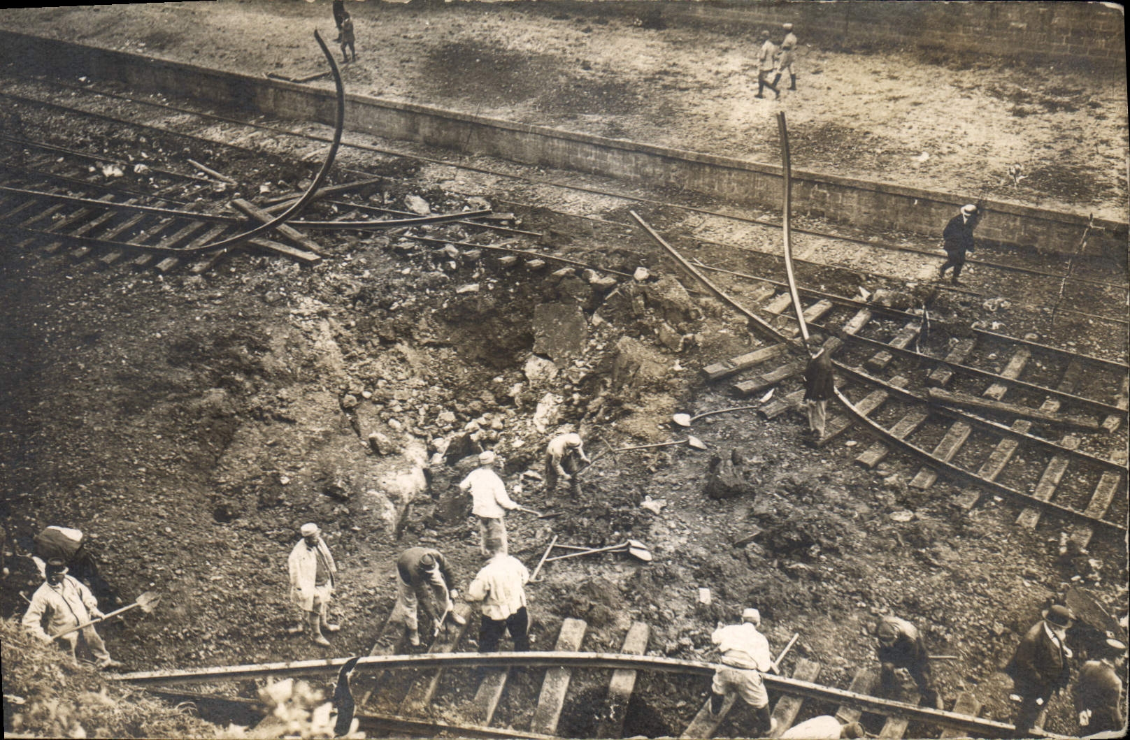 CARTE PHOTO Militaria Tombe sur la voie pres du quai d'embarquement