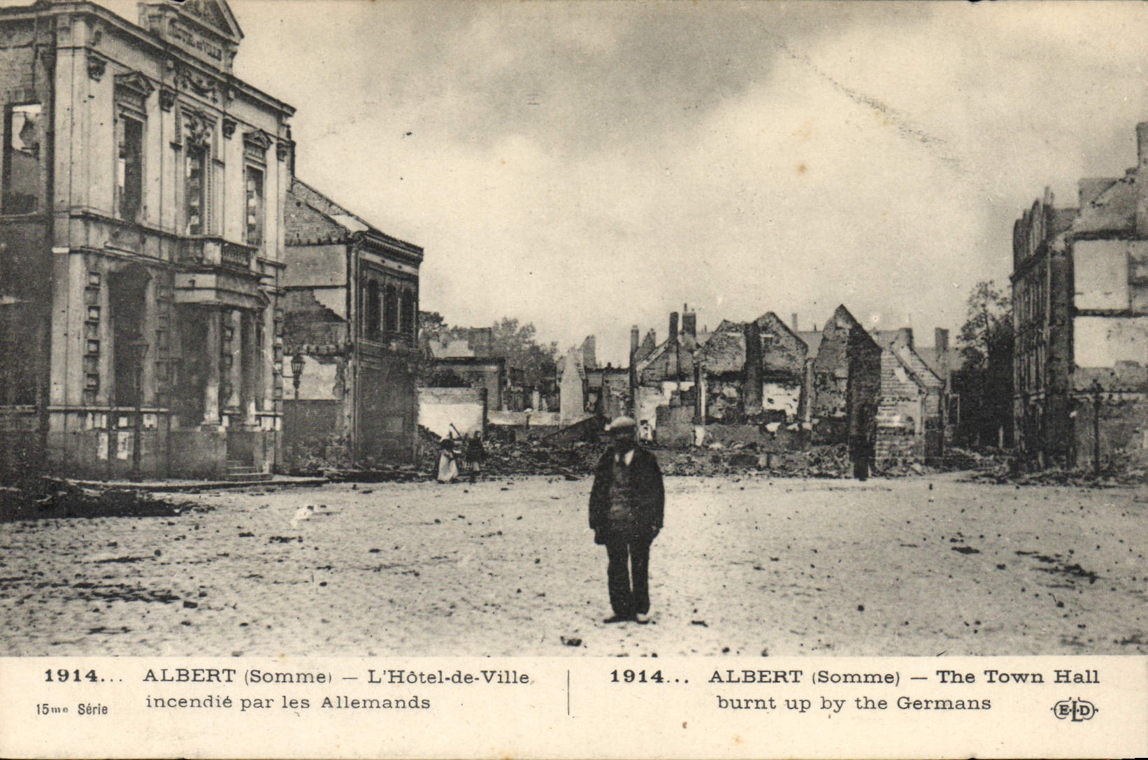 CPA Militaria 1914 Albert Somme L'Hotel de Ville incendie par les Allemands 