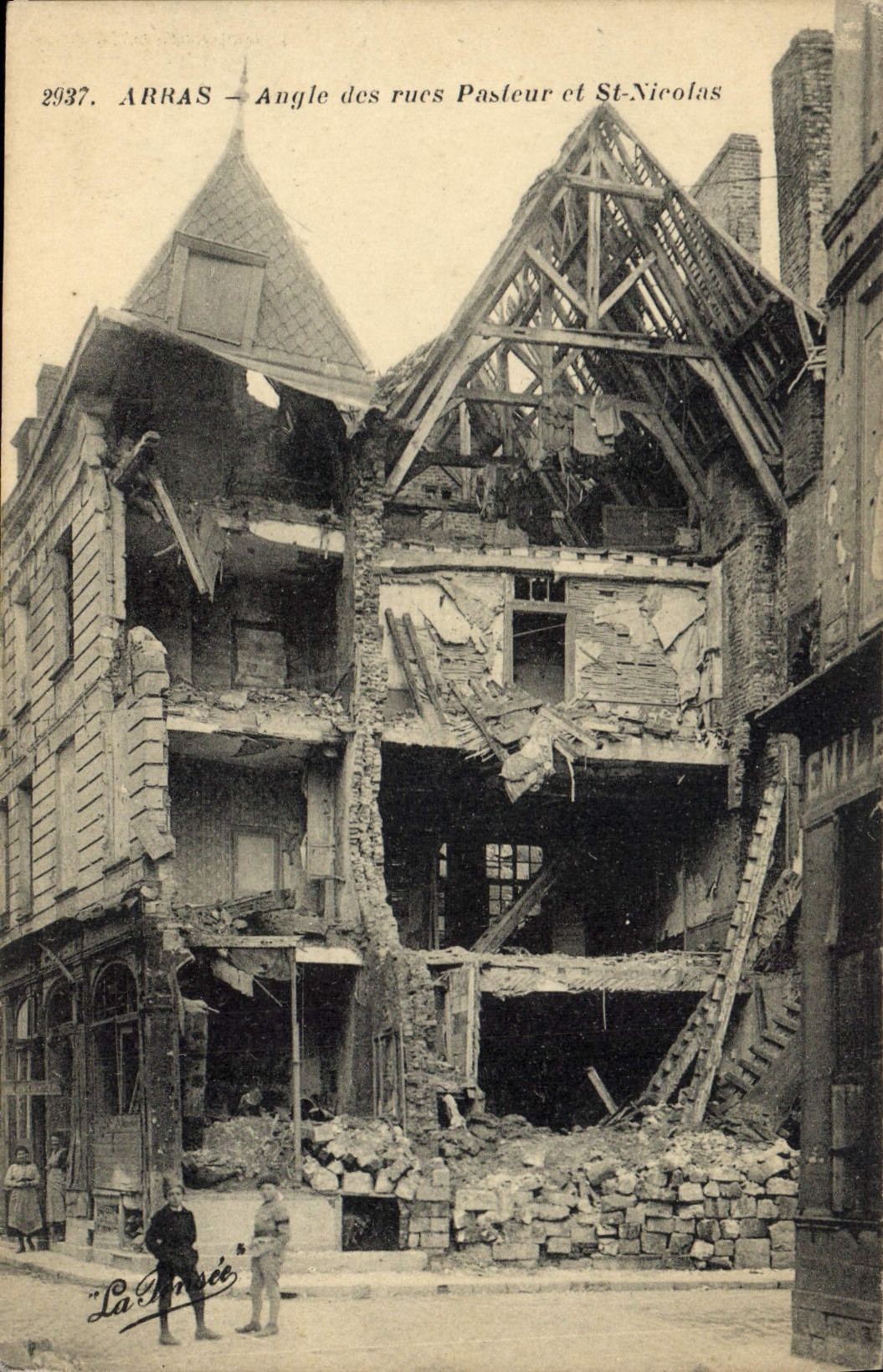 CPA Militaria Arras Angle des rues Pasteur et St Nicolas 
