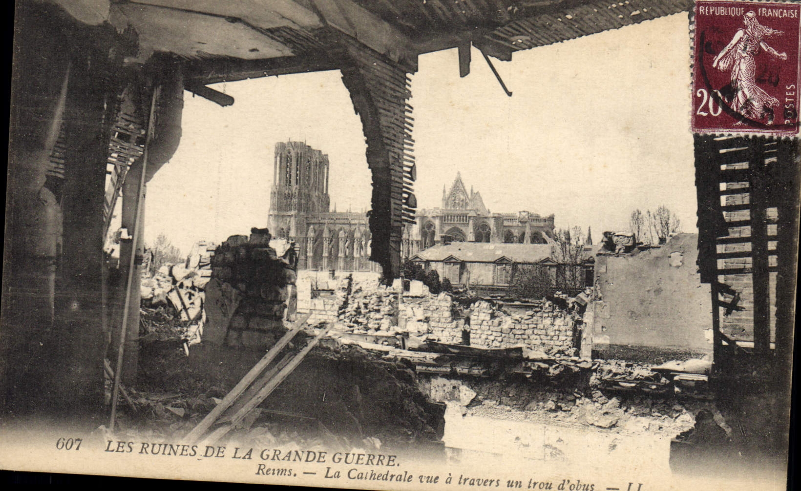 CPA Militaria Les Ruines de la Grande Guerre Reims La Cathedrale vue a travers un trou d'obus 