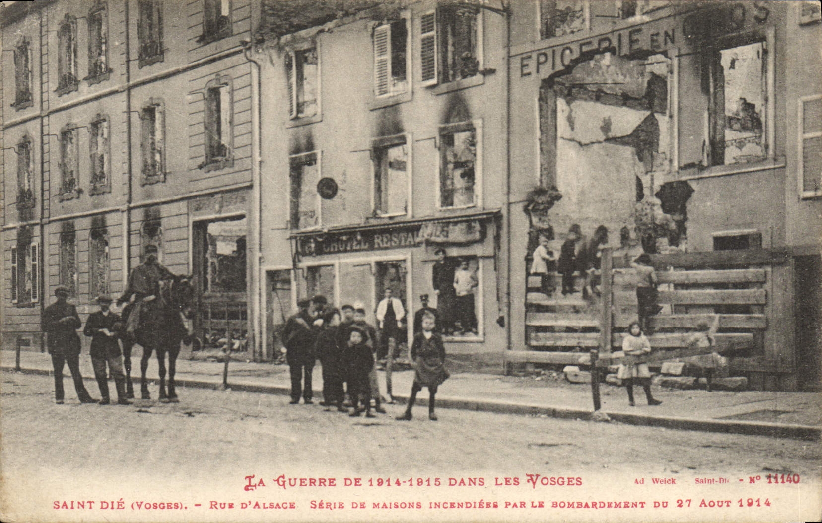 CPA Militaria La Guerre de 1914 1915 Dans Les Vosgues Saint Die Rue D'Alsace Serie de Maisons incend
