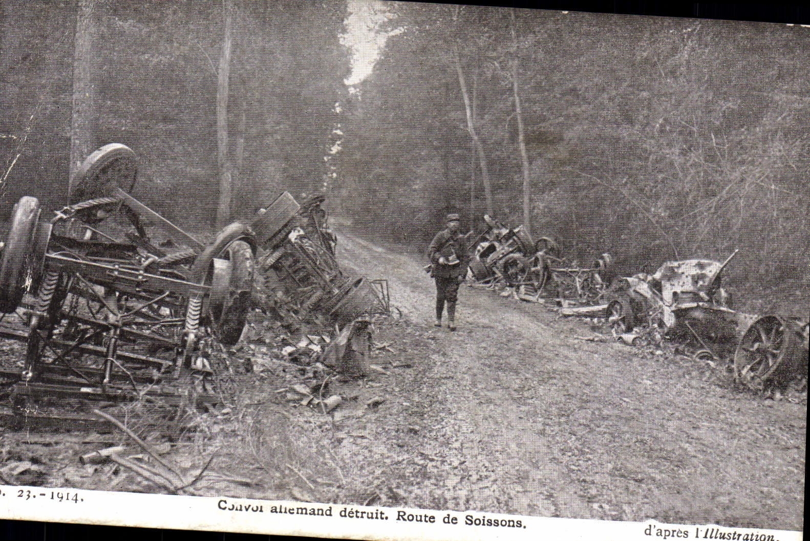 CPA Militaria Convoi allemand detruit Route de Soissons 