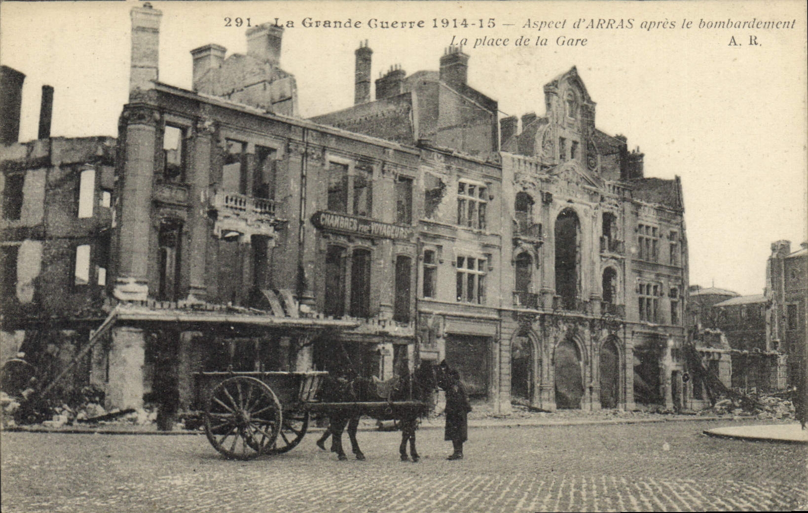 CPA Militaria La Grande Guerre 1914 15 Aspect d'Arras apres le bombardement la place de la Gare