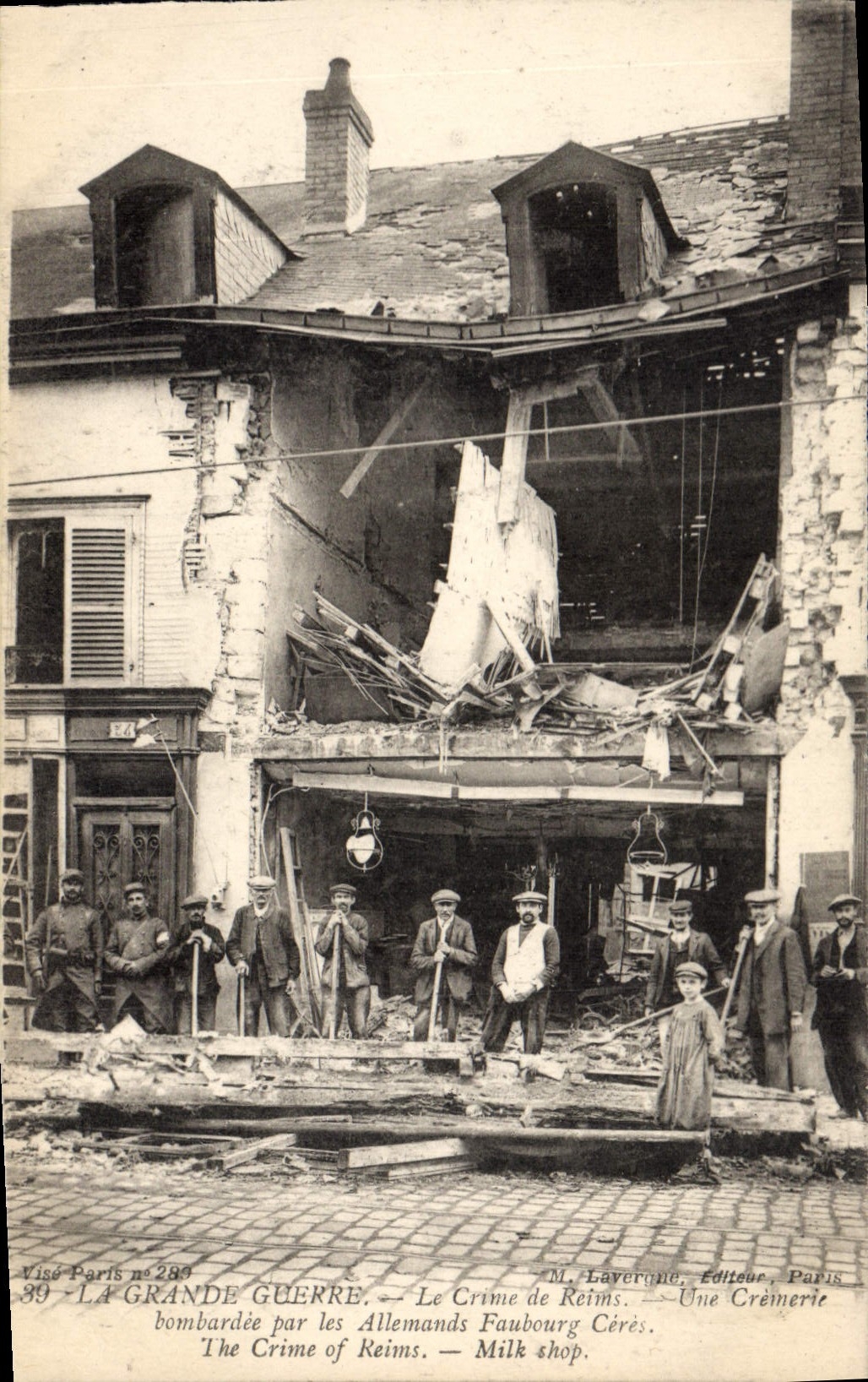 CPA Militaria La Grande Guerre Le Crime de Reims Une Cremerie bombardee par les Allemands Faubourg C