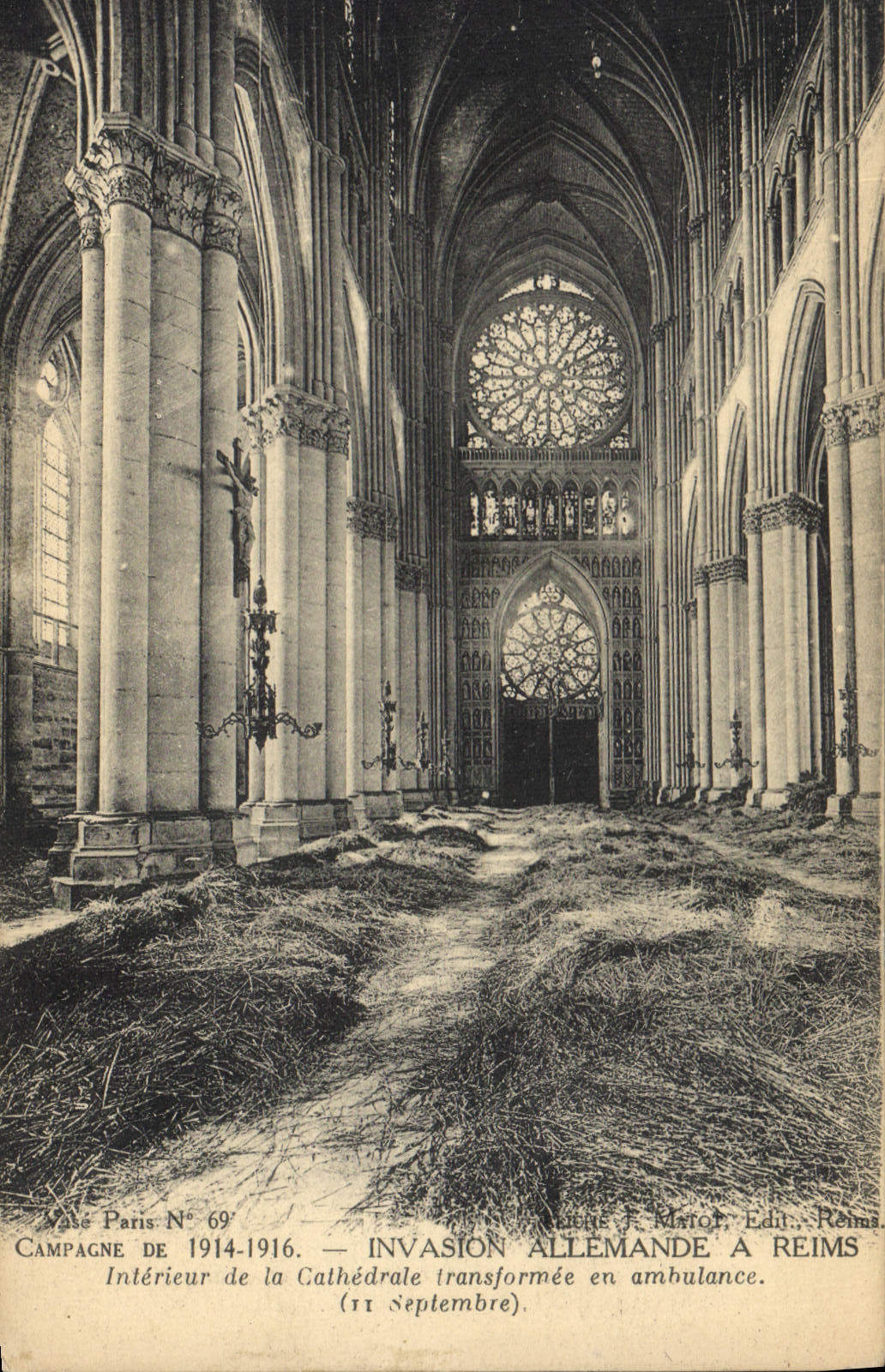 CPA Militaria Campagne de 1914 1916 Invasion Allemande a Reims Interieur de la cathedrale transforme