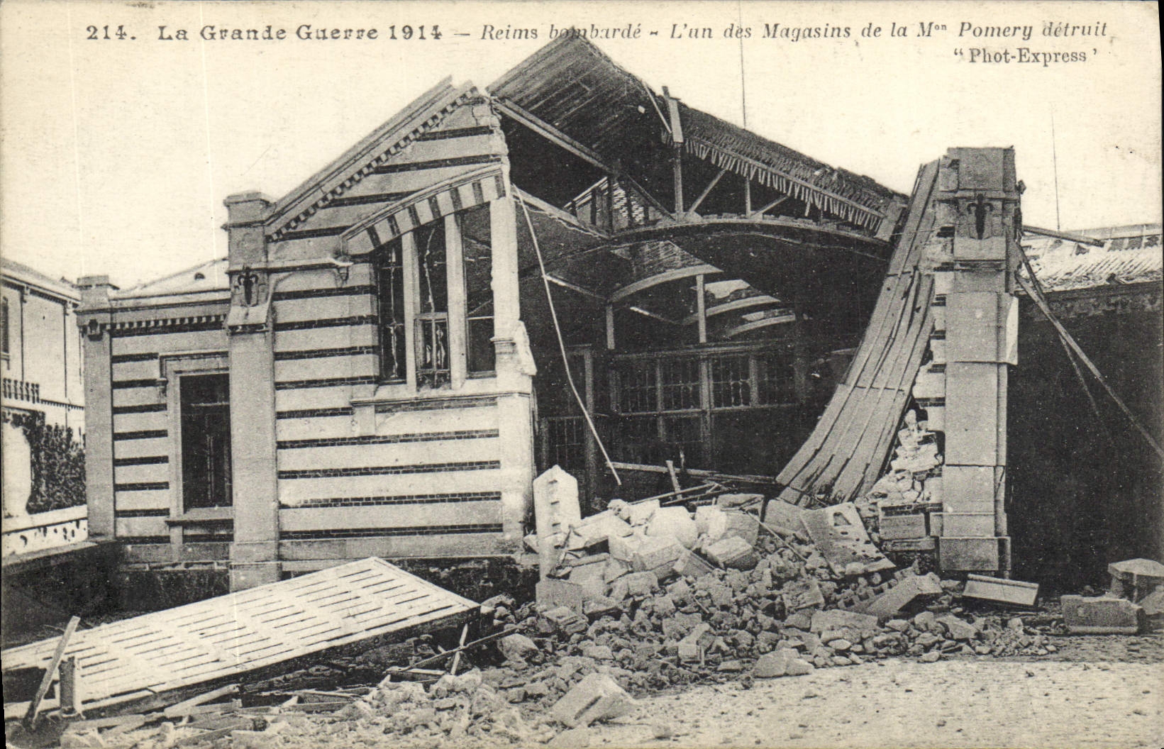 CPA Militaria La Grande Guerre 1914 Reims bombarde L'un des Magasins de la M Pomery detruit