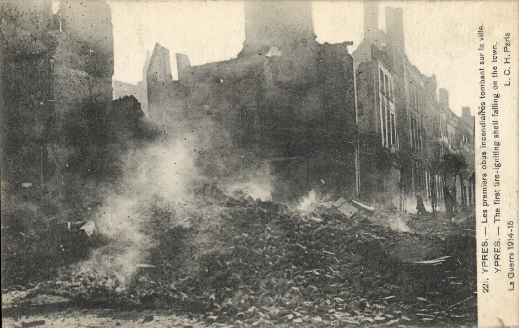CPA Militaria Ypres Les premiers obus incendiaires tombant sur la ville 