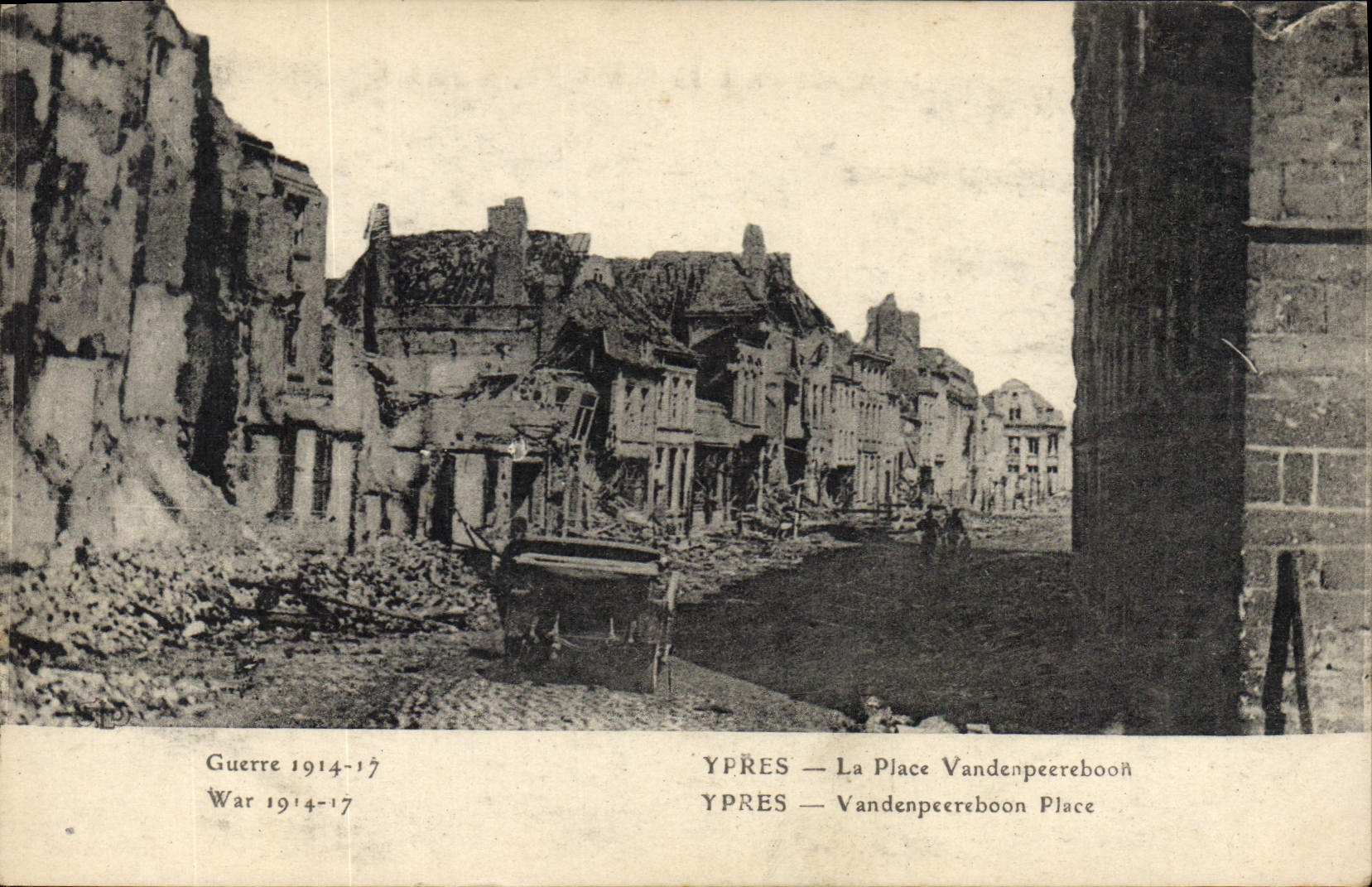 CPA Militaria Guerre 1914 17 Ypres La Place Vandenpeereboon