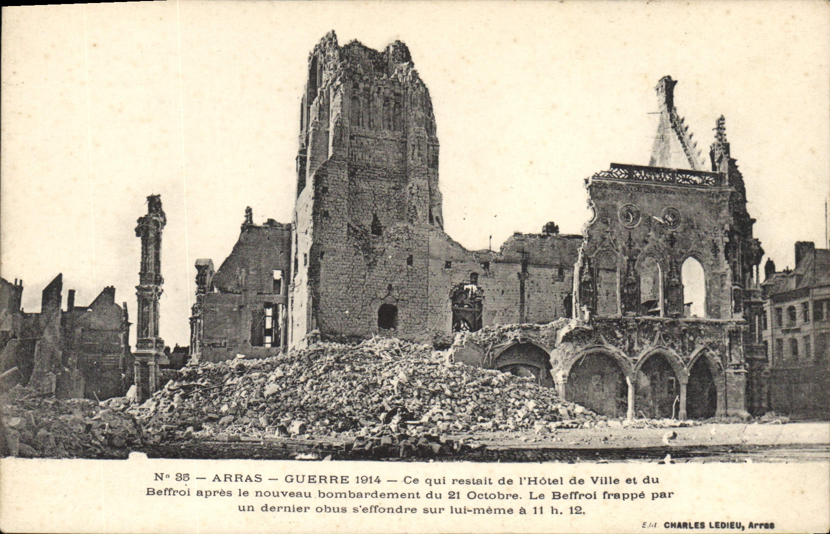 CPA Militaria Arras Guerre 1914 Ce qui restalt de l'Hotel de Ville et du Beffroi apres le nouveau b