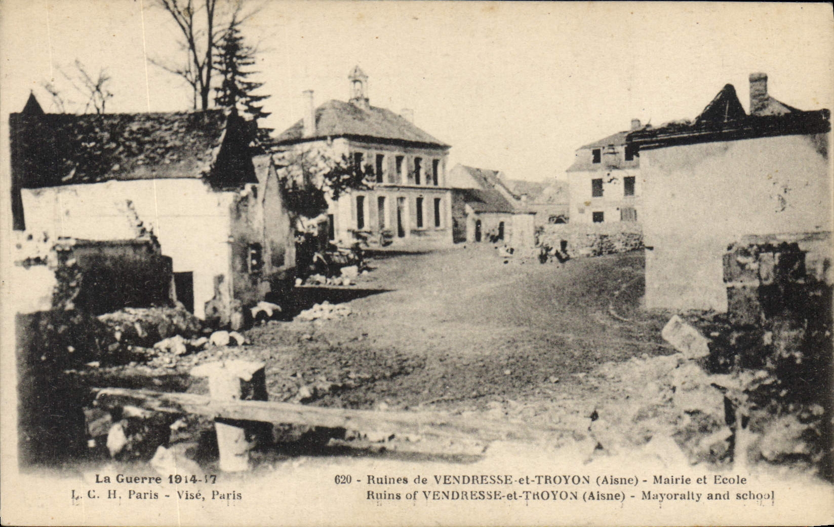 CPA Militaria La Guerre 1914 17 LCH Paris Ruines de Vendresse et Troyon Aisne Mairie et Ecole