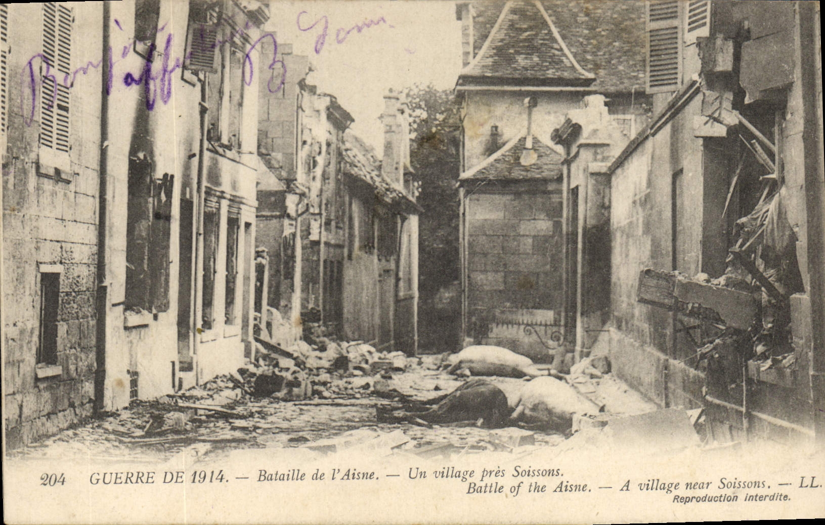 CPA Militaria Guerre de 1914 Bataille de l'Aisne un village pres Soissons