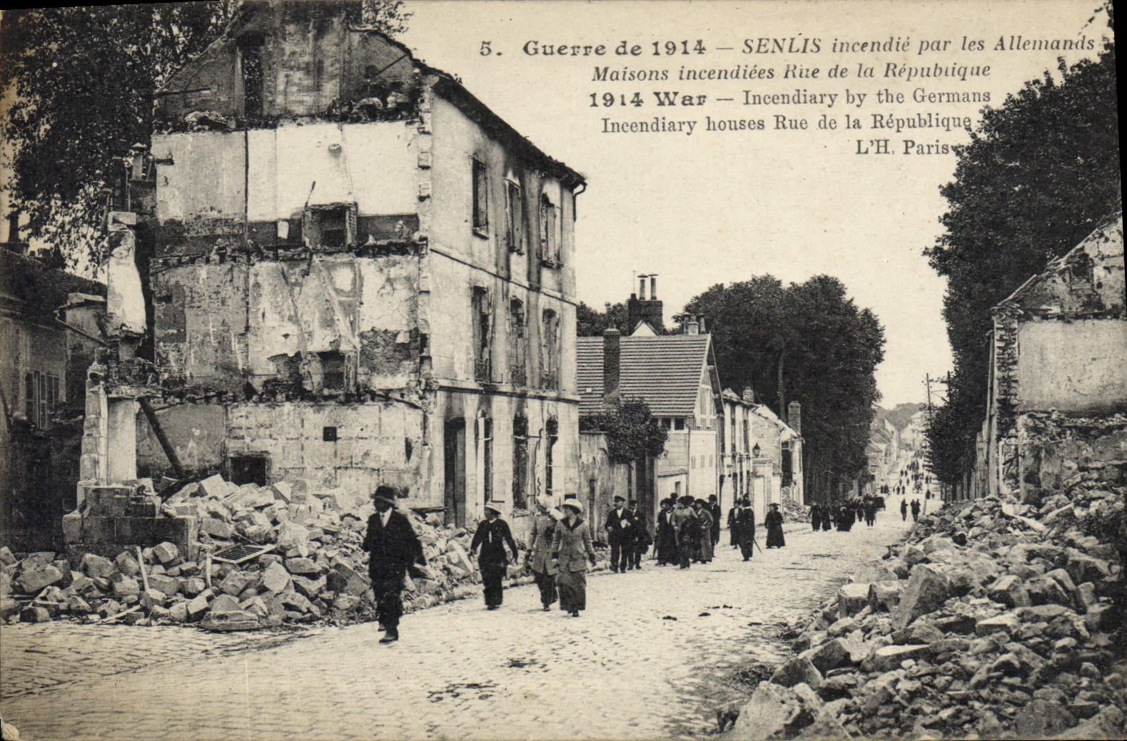 CPA Militaria Guerre de 1914 Senlis incendie par les Allemands Maisons incendiees Rue de la Republiq
