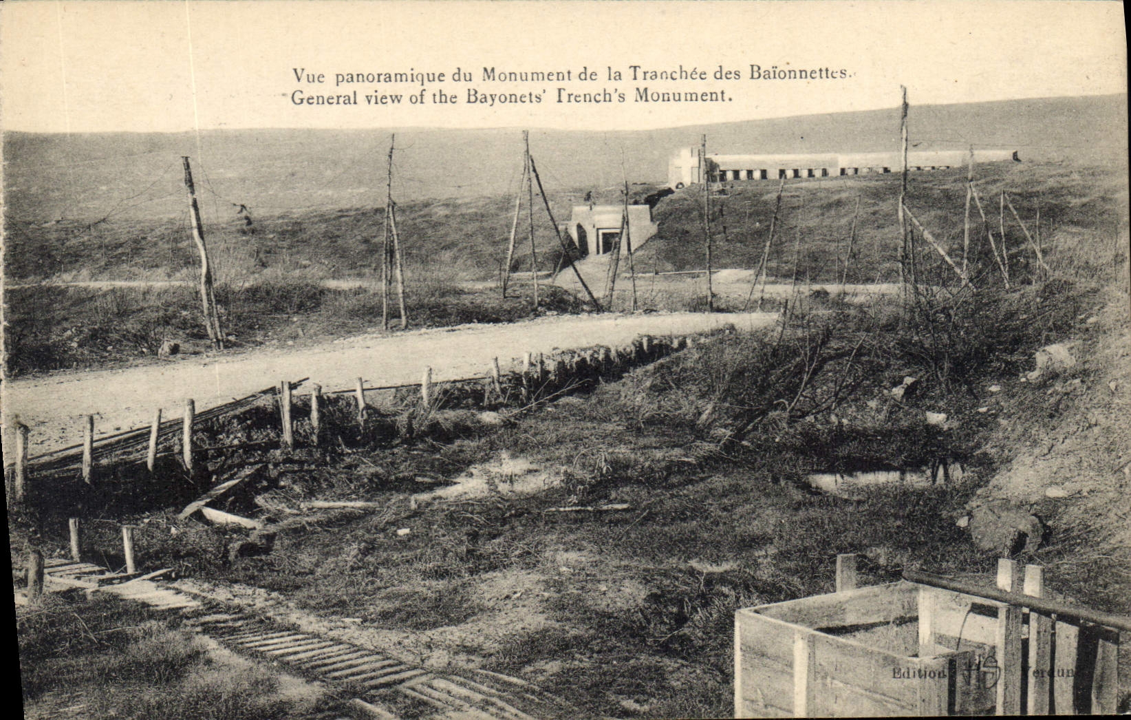CPA Militaria Vue panoramique du Monument de la Tranchee des Baionnettes