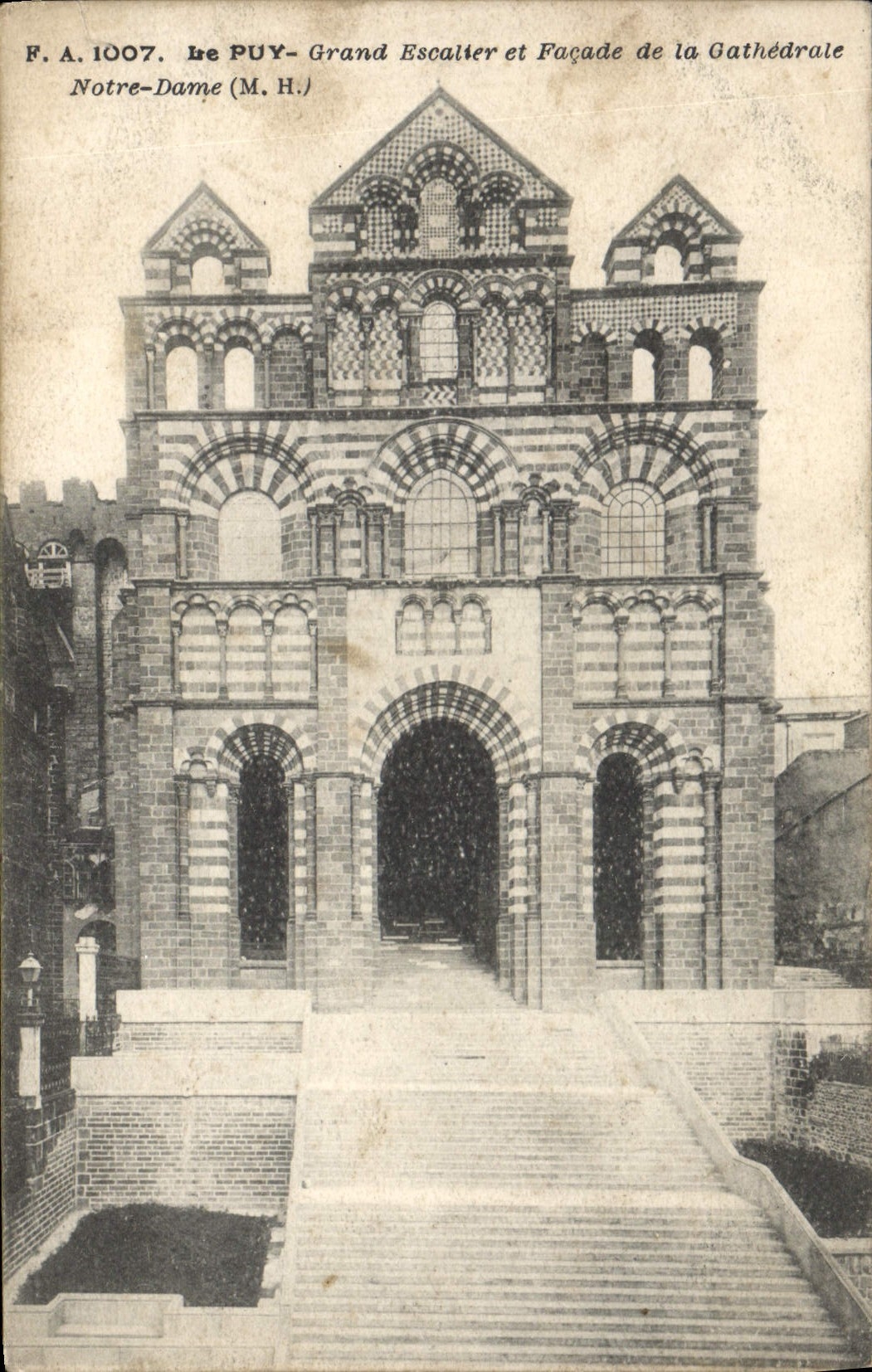 CPA Le Puy Grand Escalier et Façade de la Cathedrale Notre Dame 