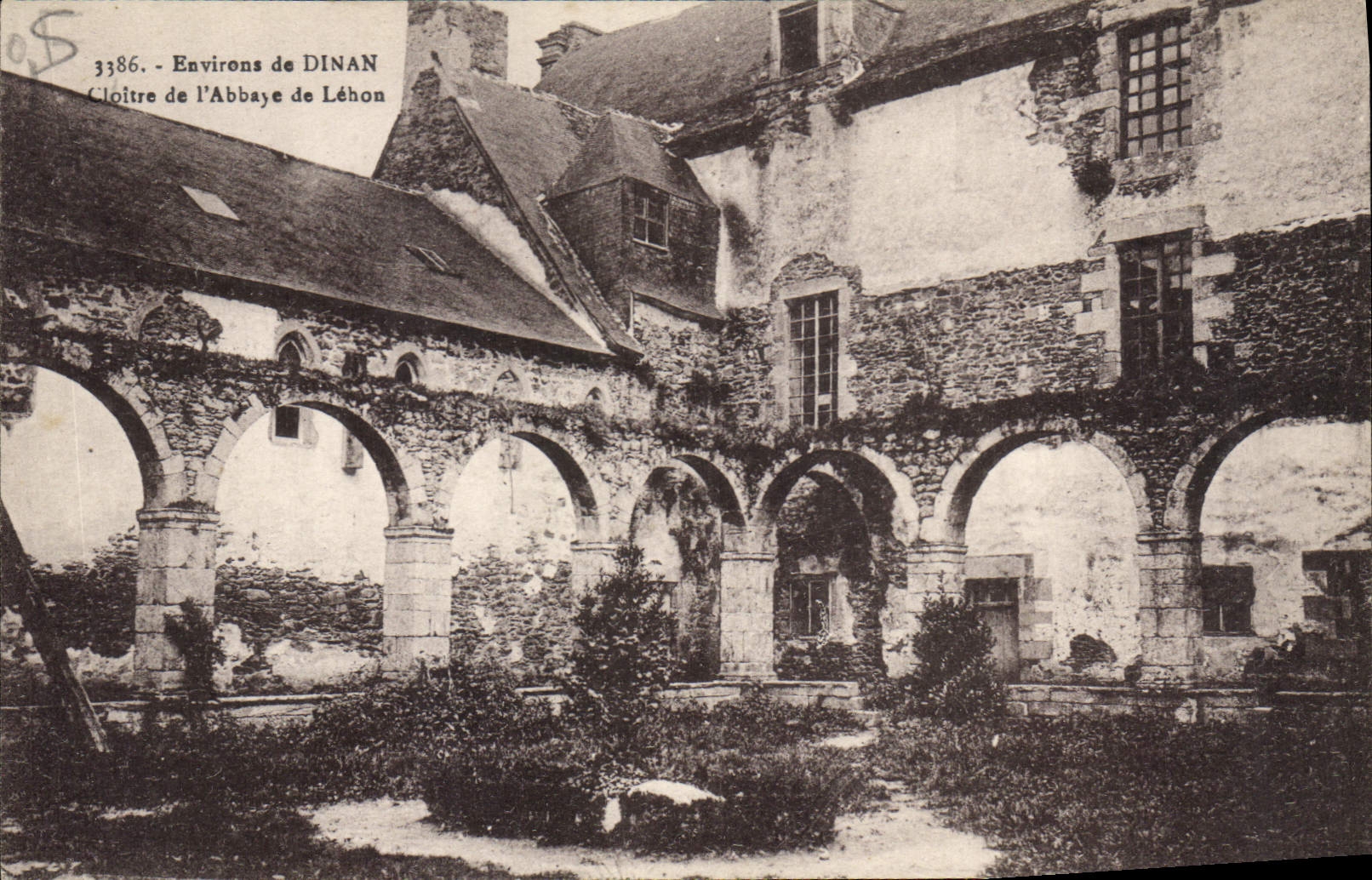 CPA Environs de Dinan Cloitre de l'Abbaye de Lebon 