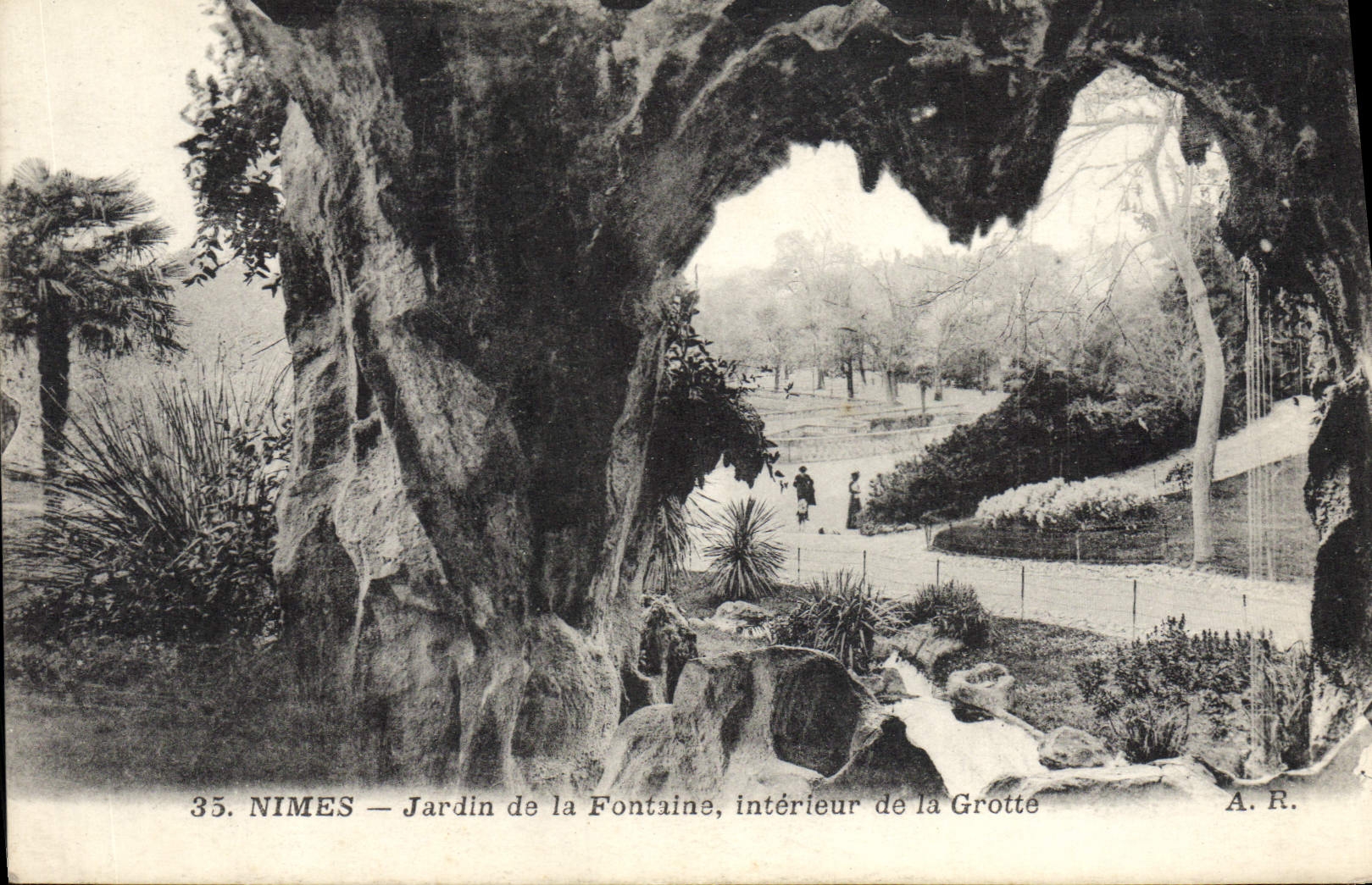 CPA Nimes Jardin de la Fontaine interieur de la Grotte 