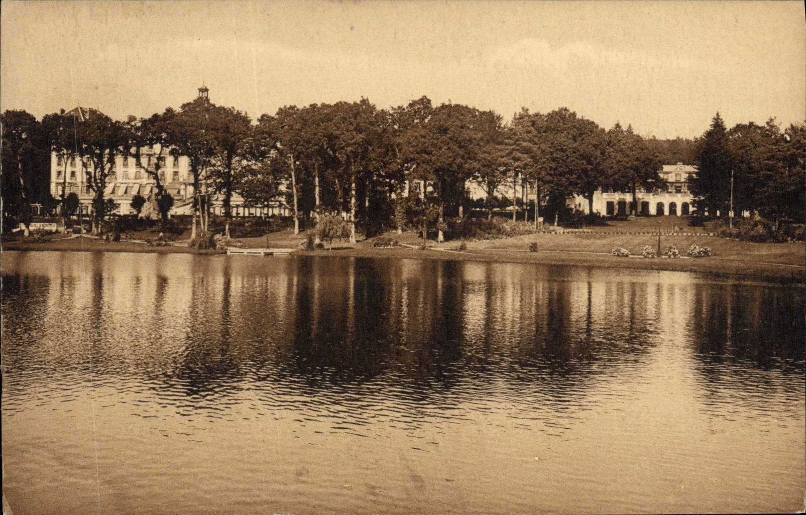 CPA Bagnoles Tesse la Madeleine Le Grand Hotel et la Gare 