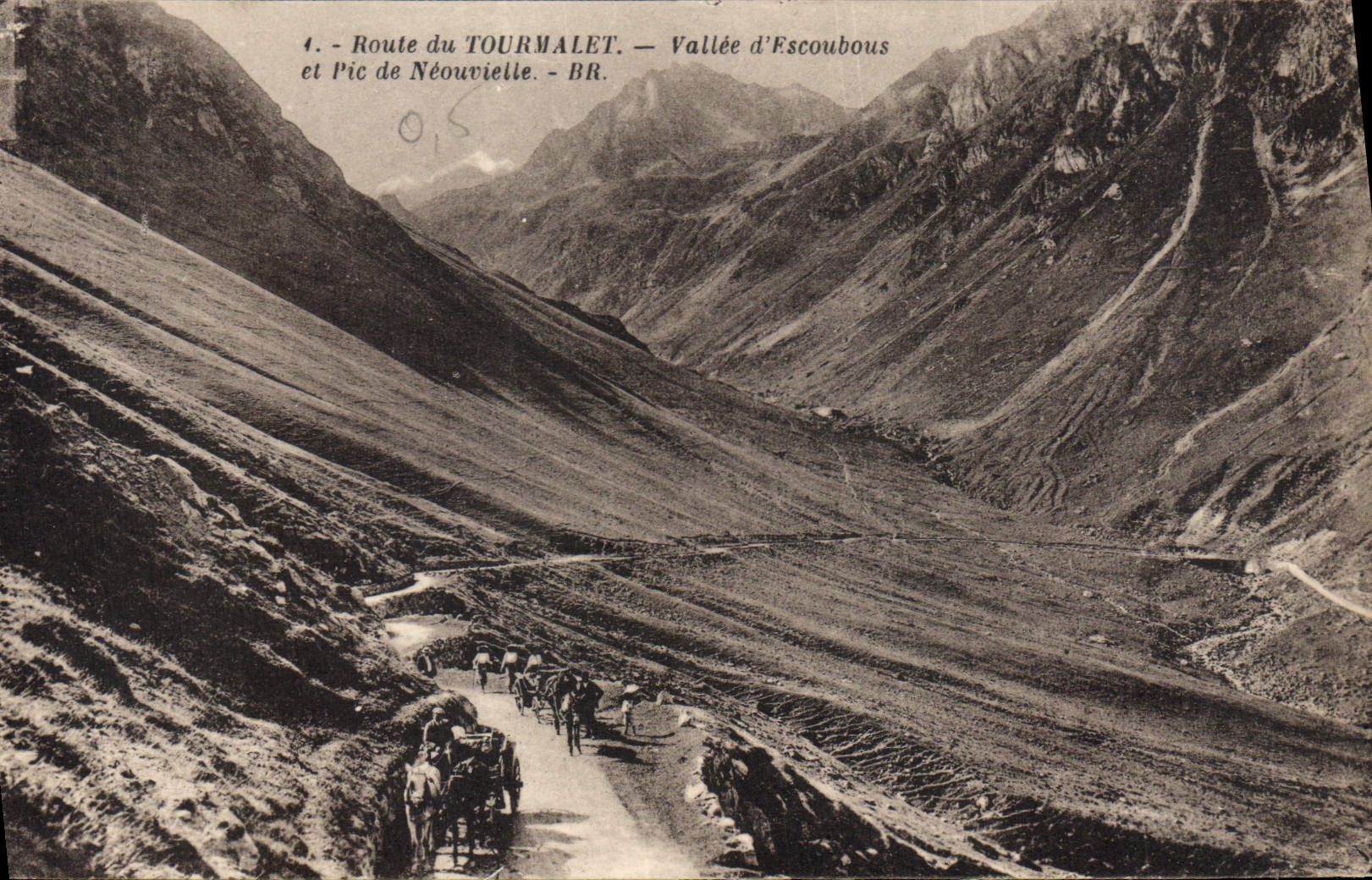 CPA Route du Tourmalet Vallee d'Escoubous et Pie de Neouvielle