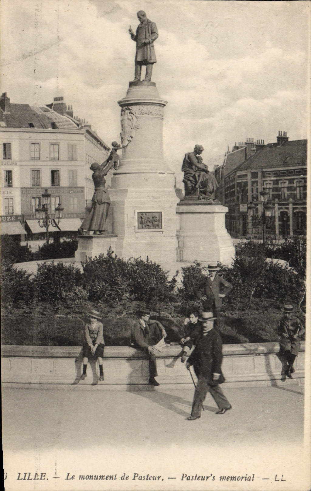 CPA Lille Le monument de Pasteur  