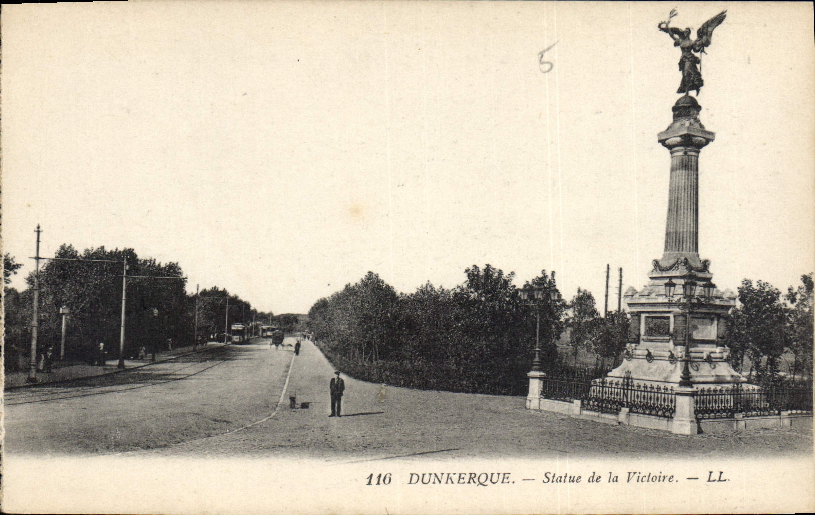 CPA Dunkerque Statue de la Victoire 