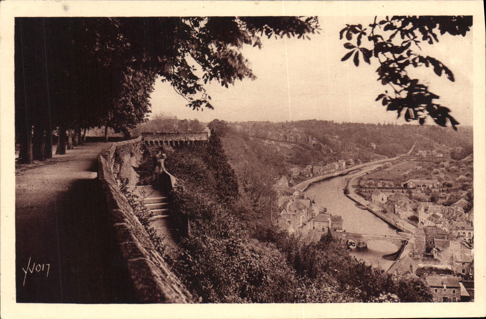 CPA Bretagne Dinan C du N La Rance vue du Jardin Angais 