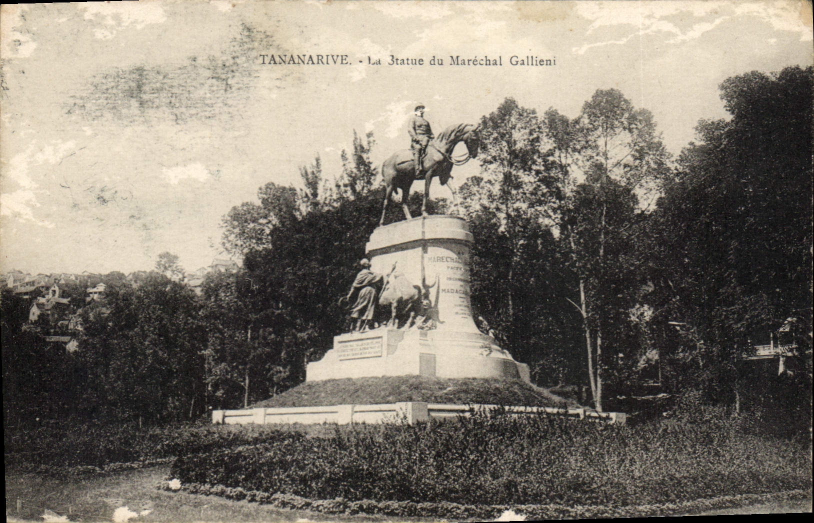 CPA Tananarive La Statue du Marechal Gallieni