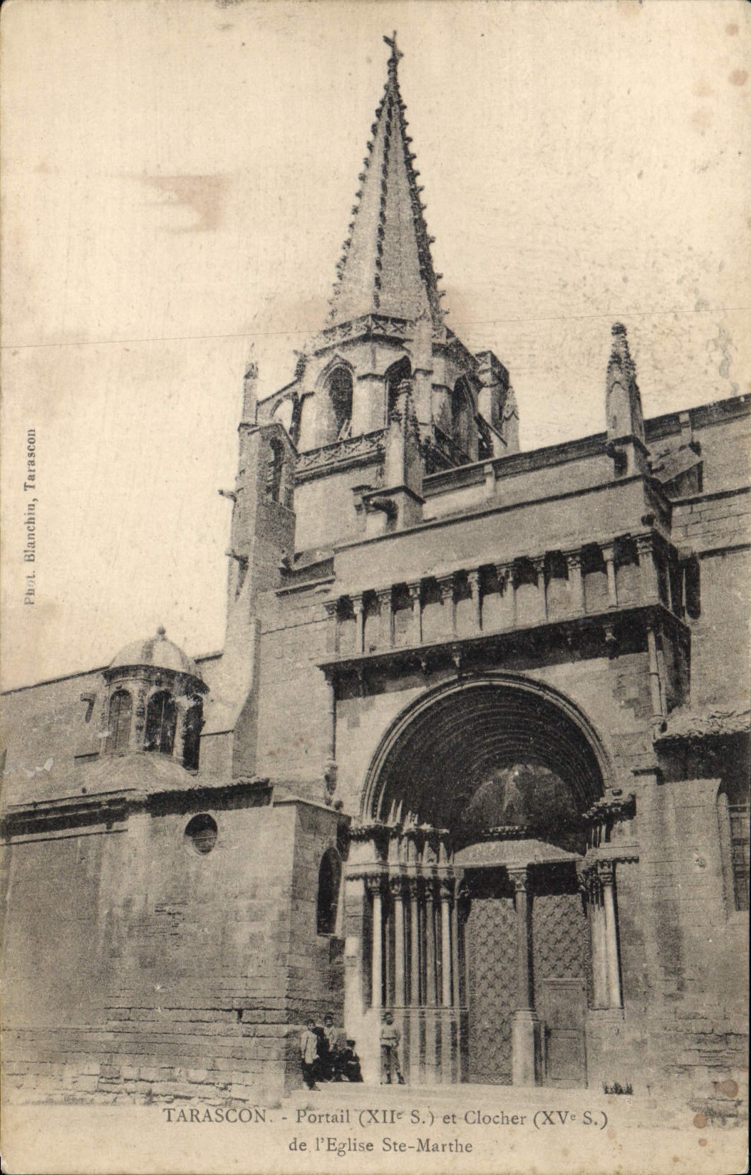 CPA Tarascon Portail et Clocher de l'Eglise Ste Marthe 