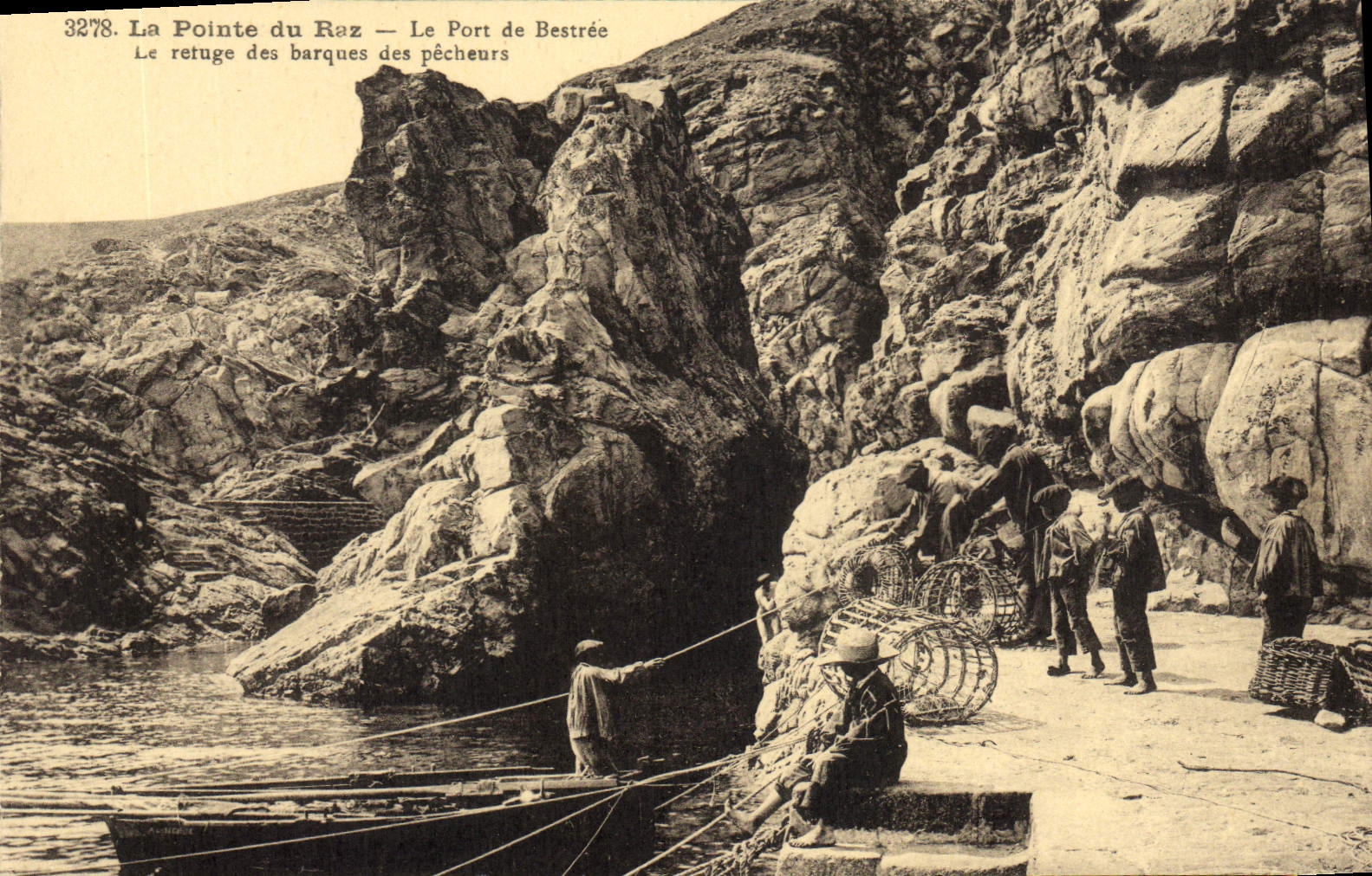 CPA La Pointe du Raz Le Port de Bestree Le refuge des Barques des Pecheurs